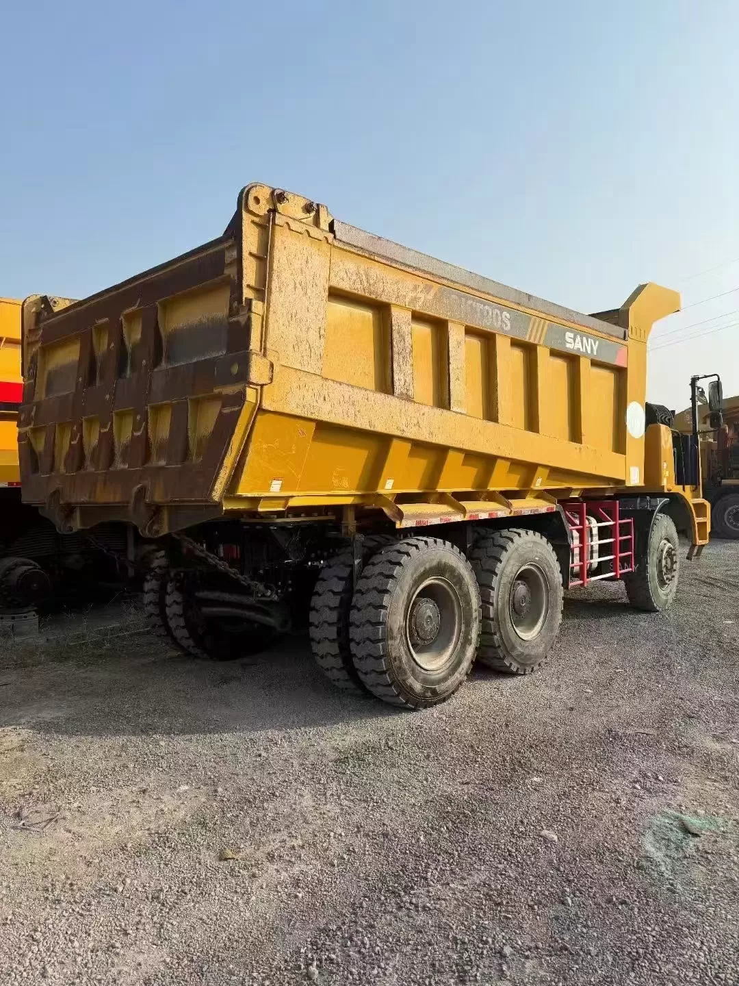 sany skt90s 6x4 60ton payload მაღალი გამავლობის სატვირთო გზატკეცილზე ფართო კორპუსის სამთო ნაგავსაყრელი